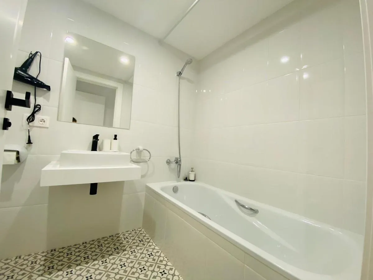 First Line! Art-Apartment On The Seafront Of Marbella With Swimming Pool Appartement